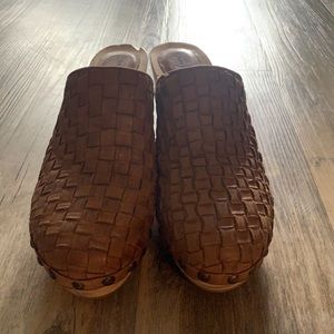 FREE PEOPLE TAN LEATHER AND WOOD CLOGS